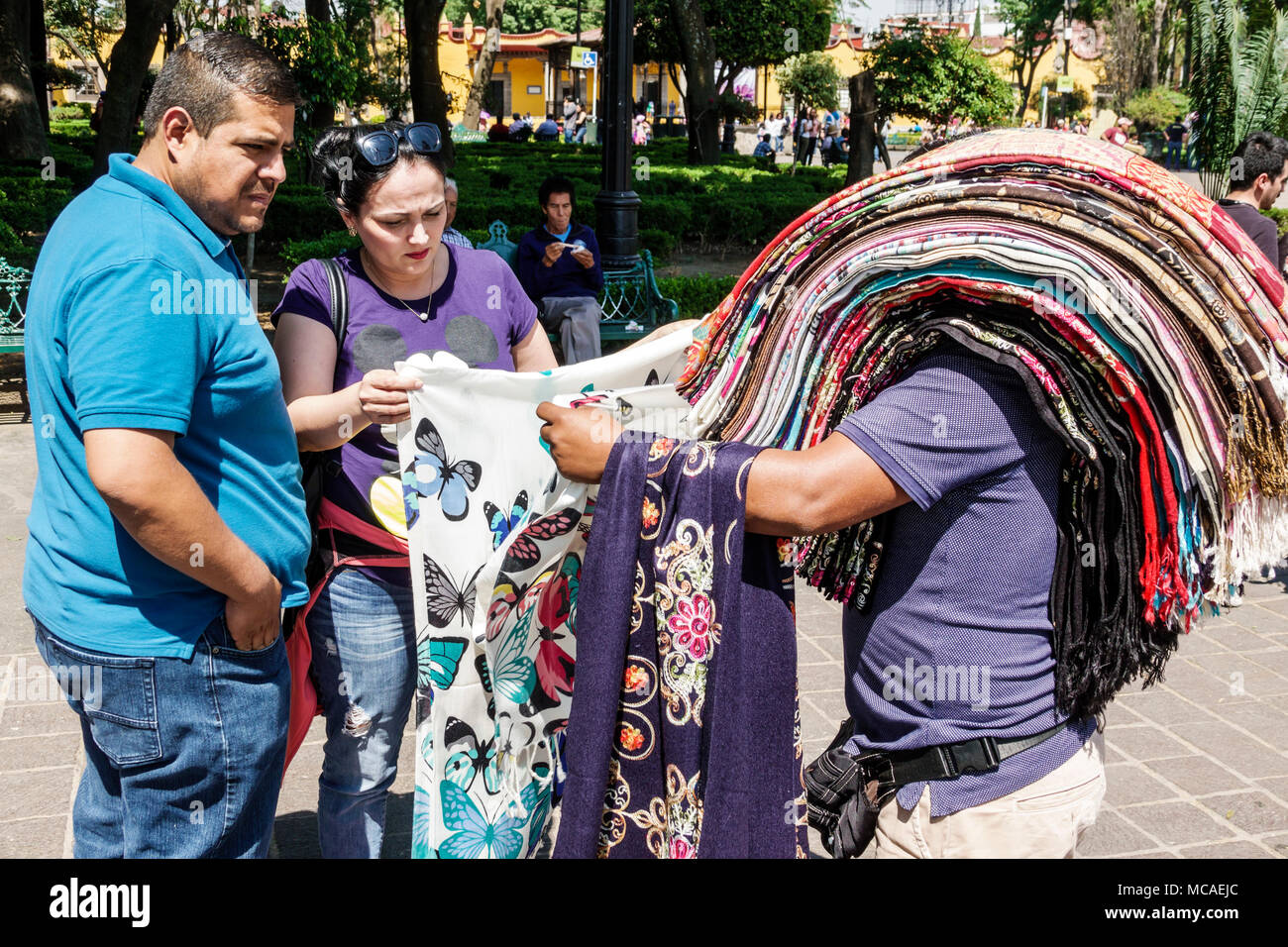 Mexiko-Stadt, Mexikanisch, Hispanic, Coyoacan, Del Carmen, Jardin Centenario, Garten, öffentlicher Park, Straßenverkäufer verkaufen Verkauf, Stände Stand Markt Ped Stockfoto