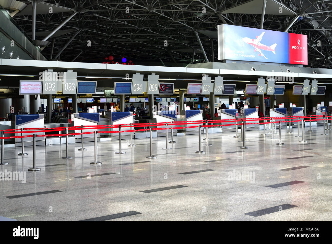 Moskau, Russland - April 4. 2018. Leer check-in der Fluggesellschaft Rossiya in Flughafen Vnukovo Stockfoto