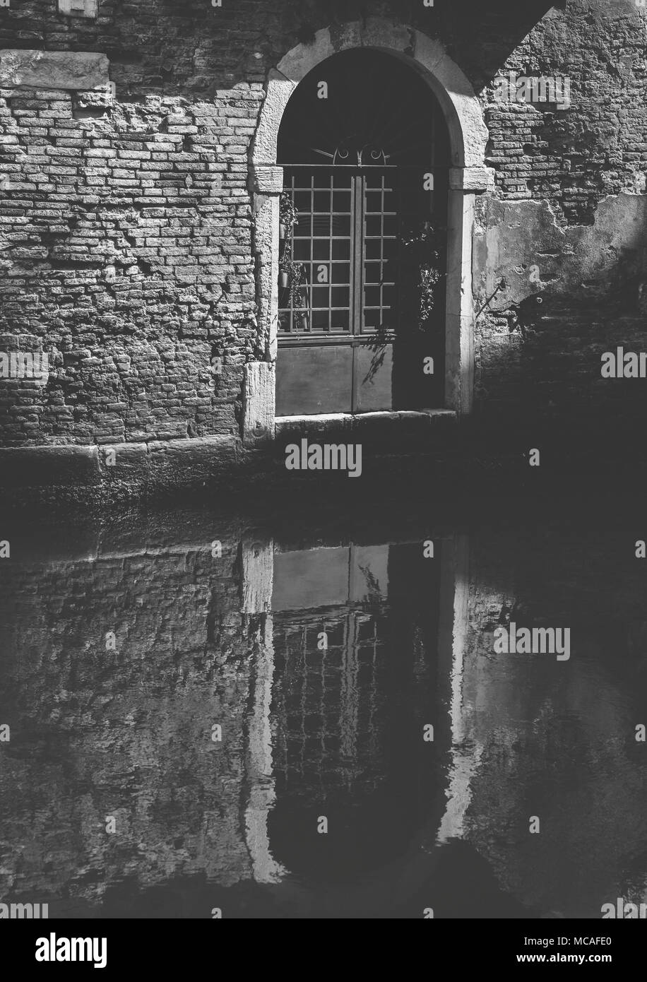 Monochrome Tür auf der Kanal in Venedig, Italien Stockfoto