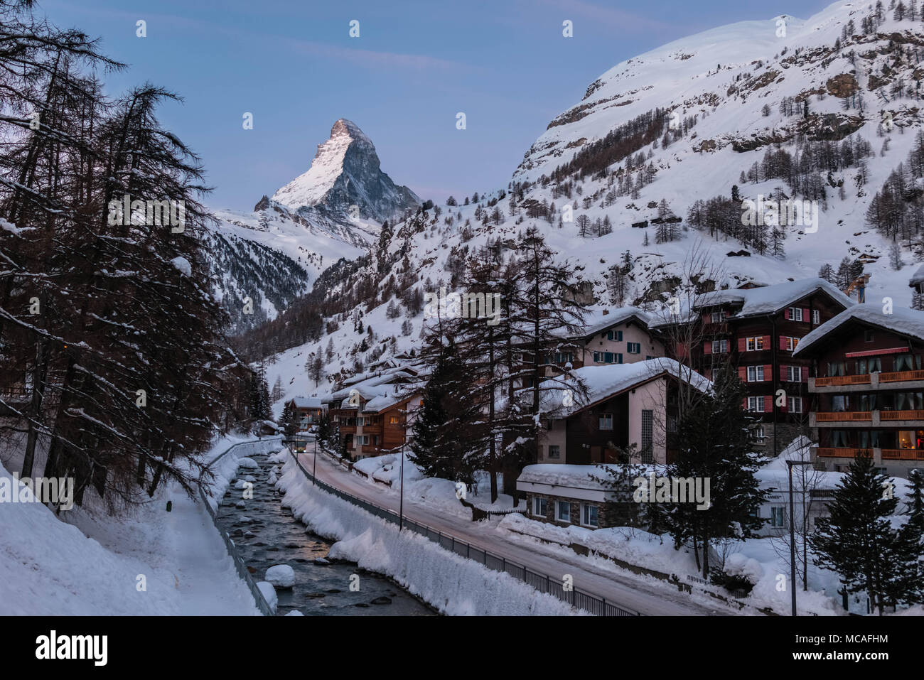 Das Dorf vor dem Hintergrund der Berggipfel. Zermatt Ski Resort der Schweiz Stockfoto