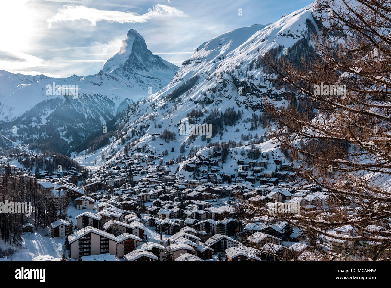 Das Dorf vor dem Hintergrund der Berggipfel. Zermatt Ski Resort der Schweiz Stockfoto