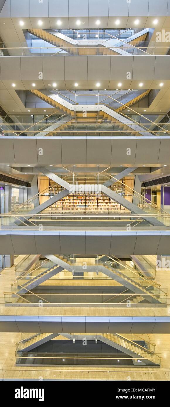 Riga, Lettland - 14 April, 2018: Vertikale Panorama der Lettischen Nationalbibliothek auch als Schloss des Lichtes bekannt Stockfoto