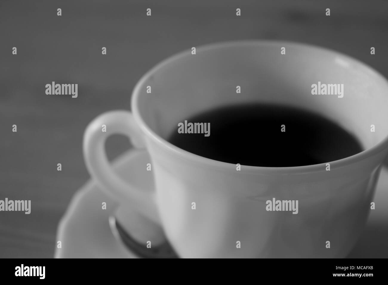 Nahaufnahme von einer Tasse Kaffee in Schwarz und Weiß. Stockfoto