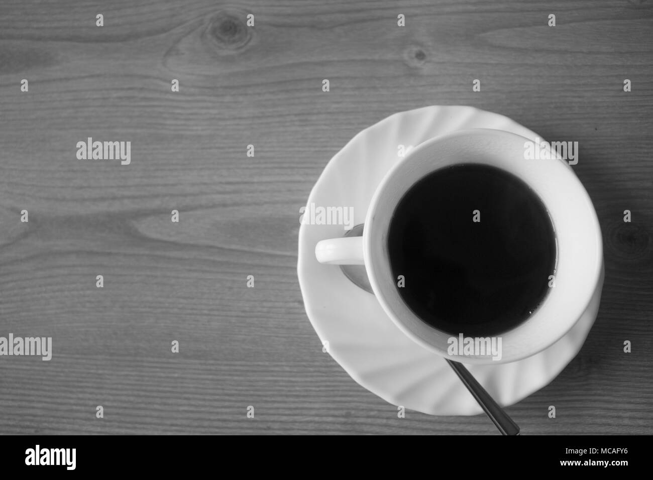 Nahaufnahme von einer Tasse Kaffee in Schwarz und Weiß. Stockfoto