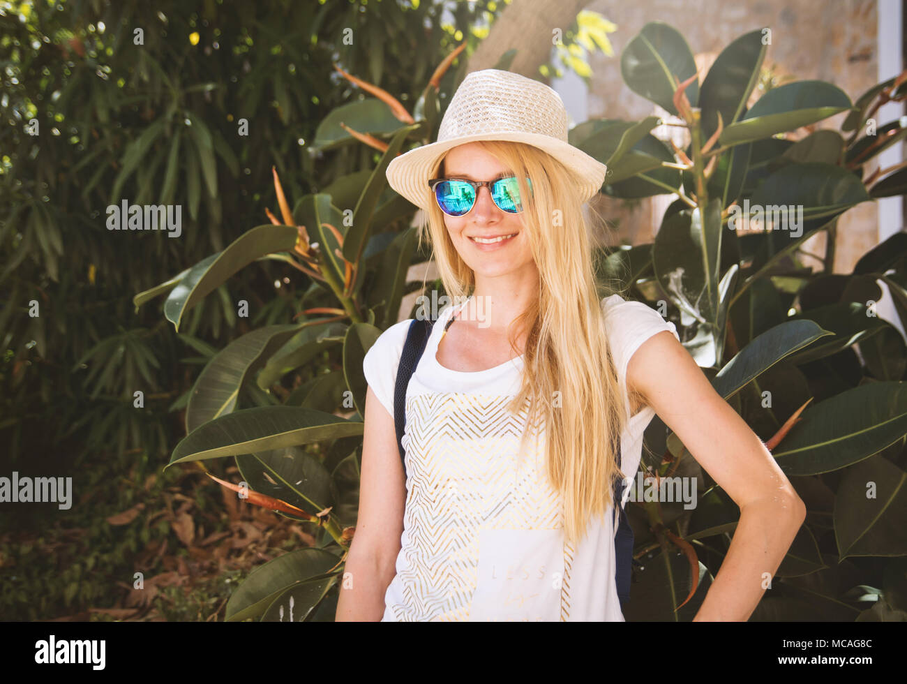 Sommer closeup Porträt der jungen Frau mit Sonnenbrille und Sommer Hut mit Laub Hintergrund Stockfoto