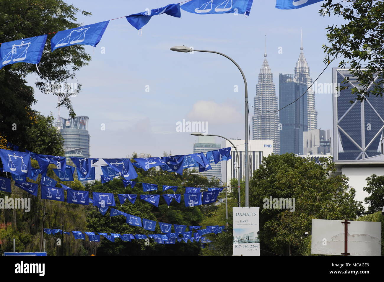 Malaysische allgemeinen Wahlen 2018 Wahlkampf in Kuala Lumpur, Malaysia. Nationale Koalitionspartei flags in Blau. Stockfoto