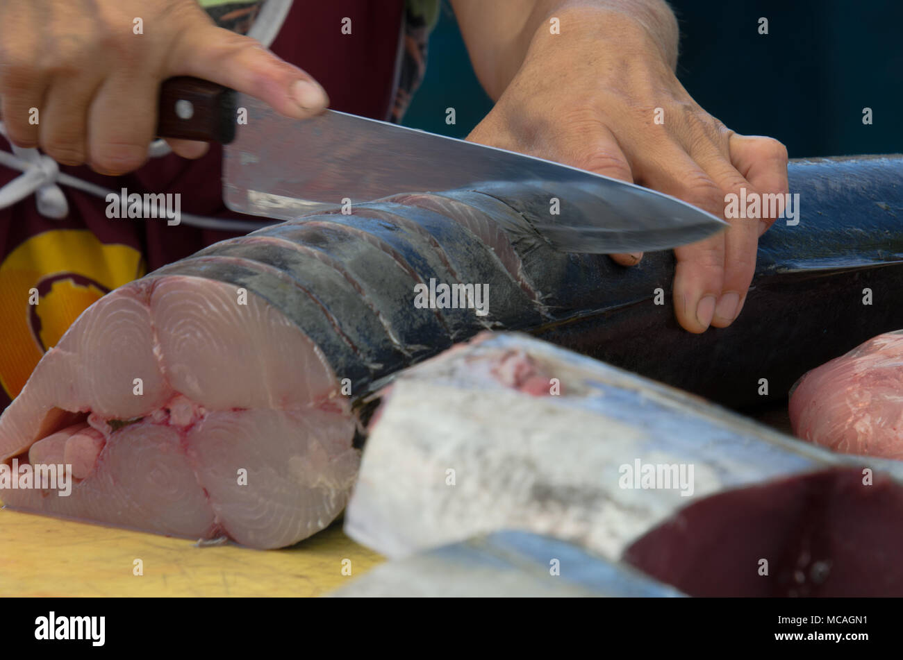 Close up weibliche Hände, die Messer schneiden Fisch in Vorbereitung in Lachs Steaks, Meeresfrüchte im Freien Markt zu geschnitten werden Stockfoto