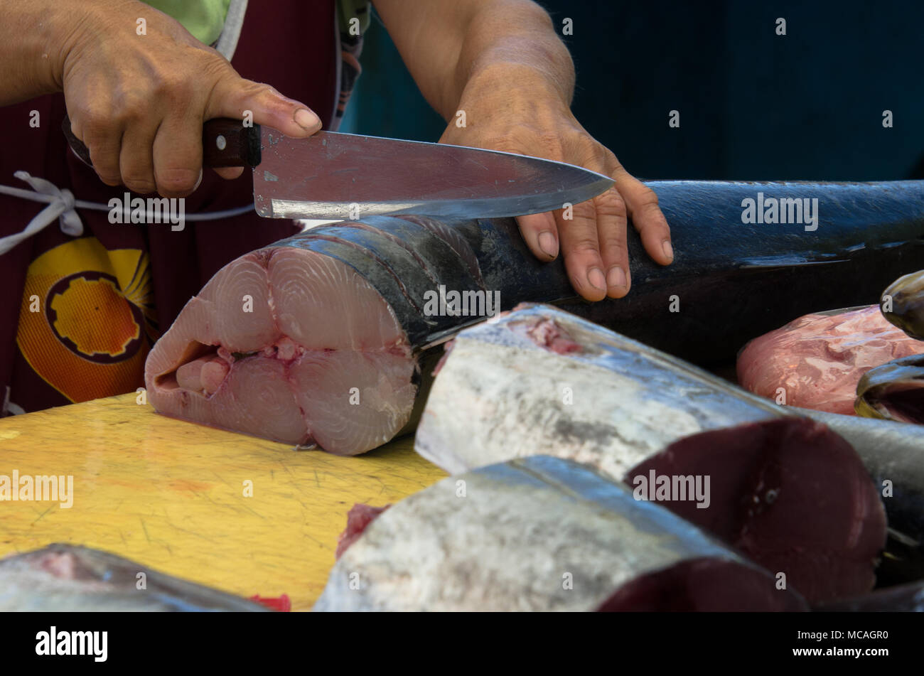 Close up weibliche Hände, die Messer schneiden Fisch in Vorbereitung in Lachs Steaks, Meeresfrüchte im Freien Markt zu geschnitten werden Stockfoto