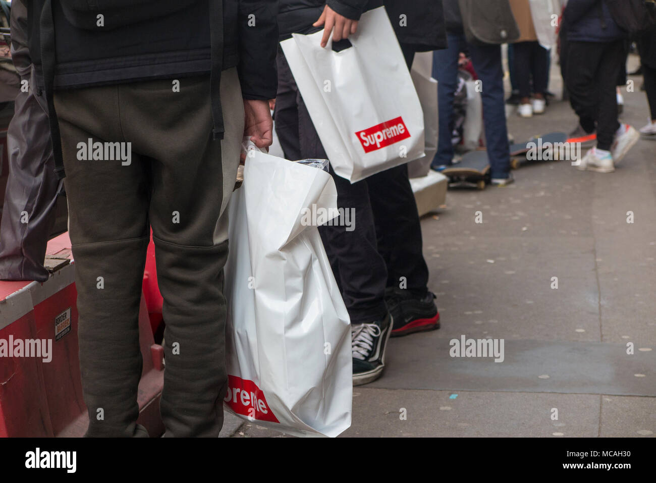 Shopper in Soho mit ihren Einkäufen vom Obersten shop Stockfoto