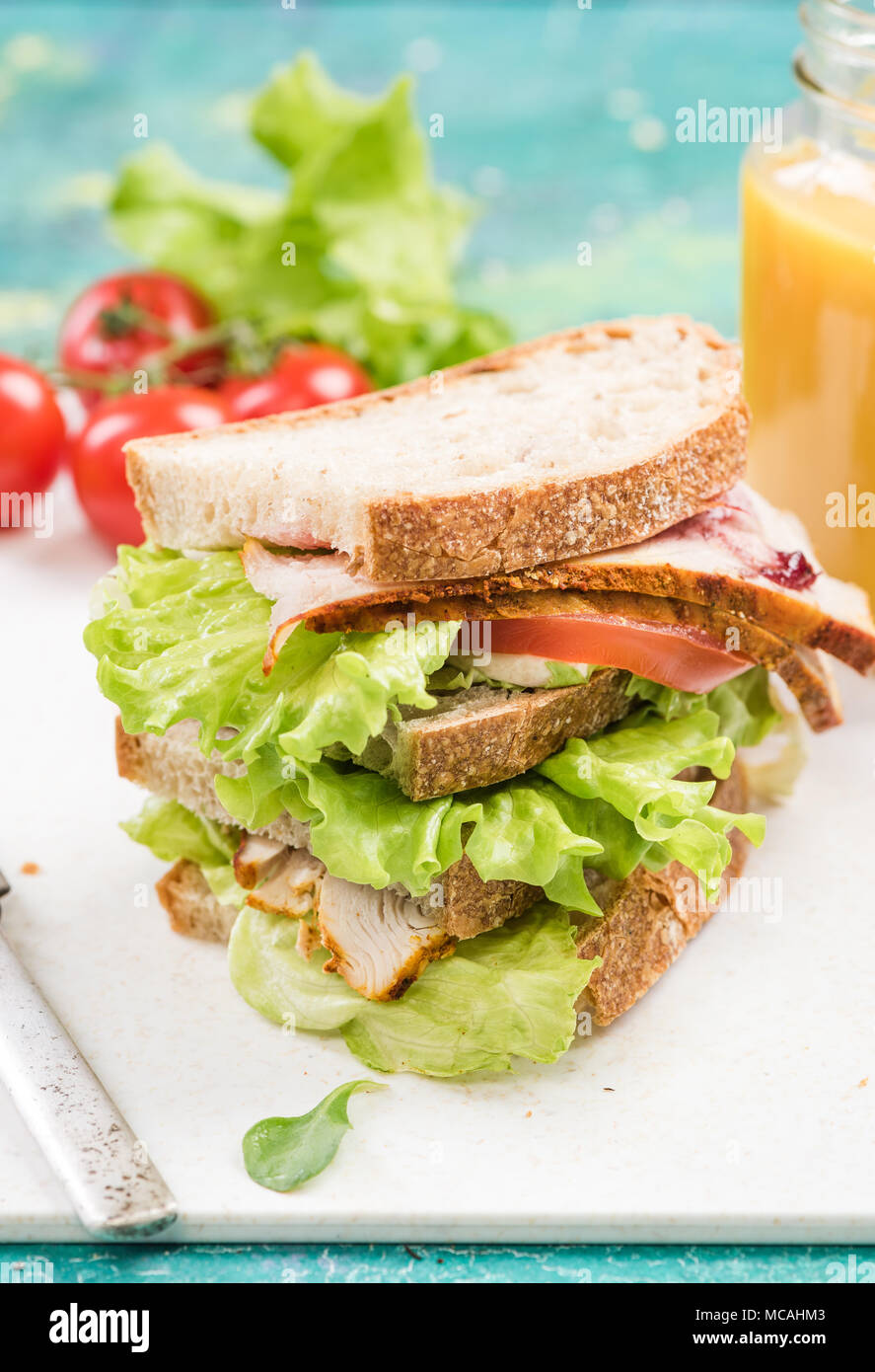 Turm gesunde Sandwich mit Schinken und Salat. Stockfoto
