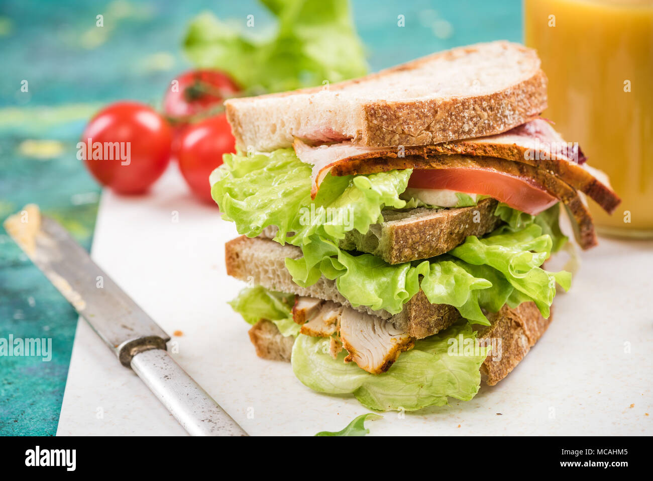 Turm gesunde Sandwich mit Schinken und Salat. Stockfoto