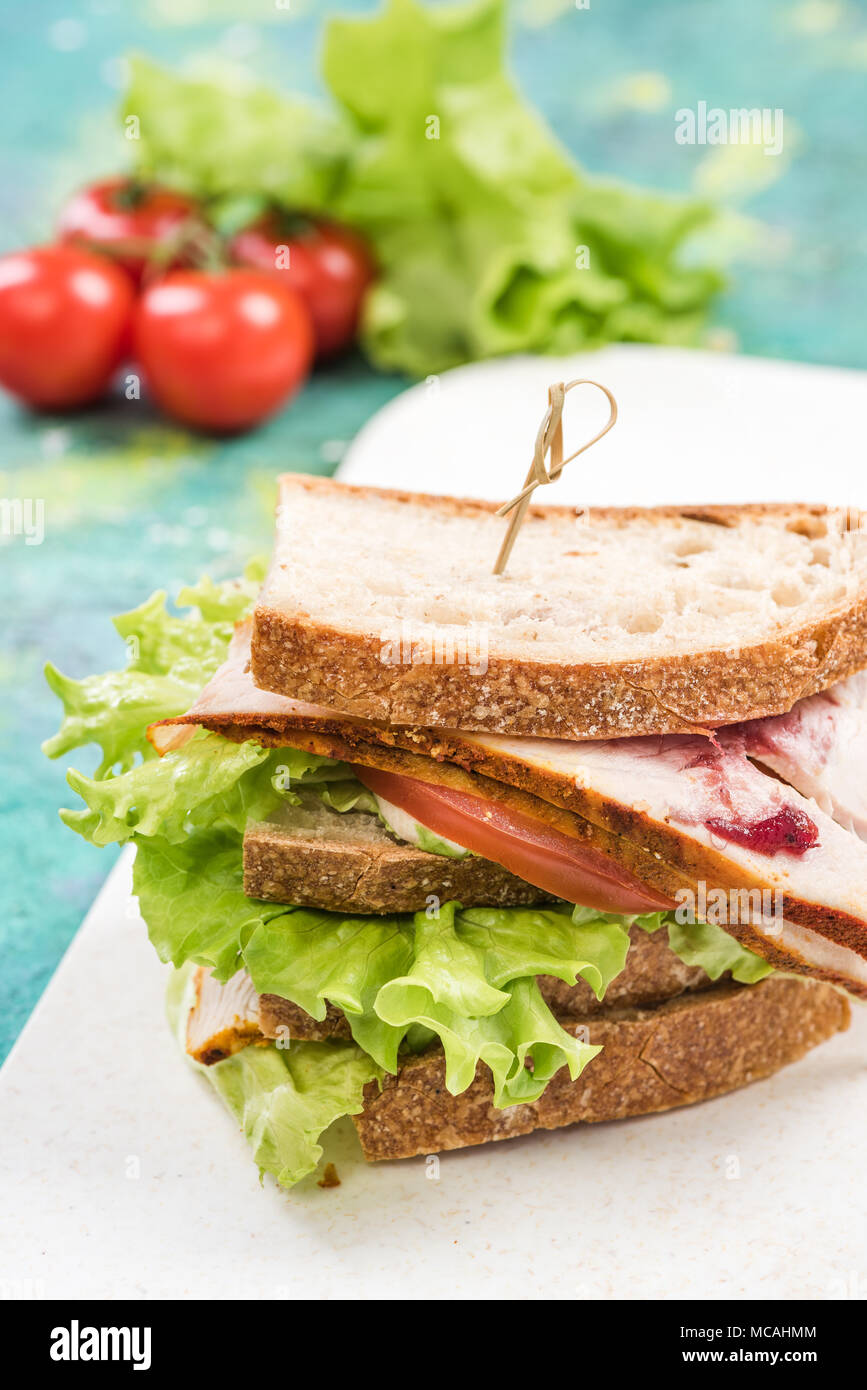 Sandwich auf Marmor, aus der Nähe. Stockfoto