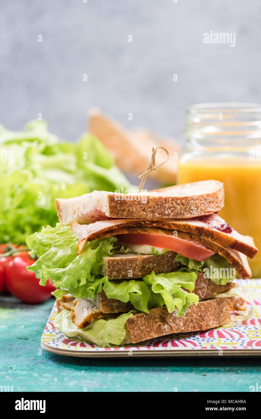 Super sandwich Turm mit frischem Gemüse. Stockfoto