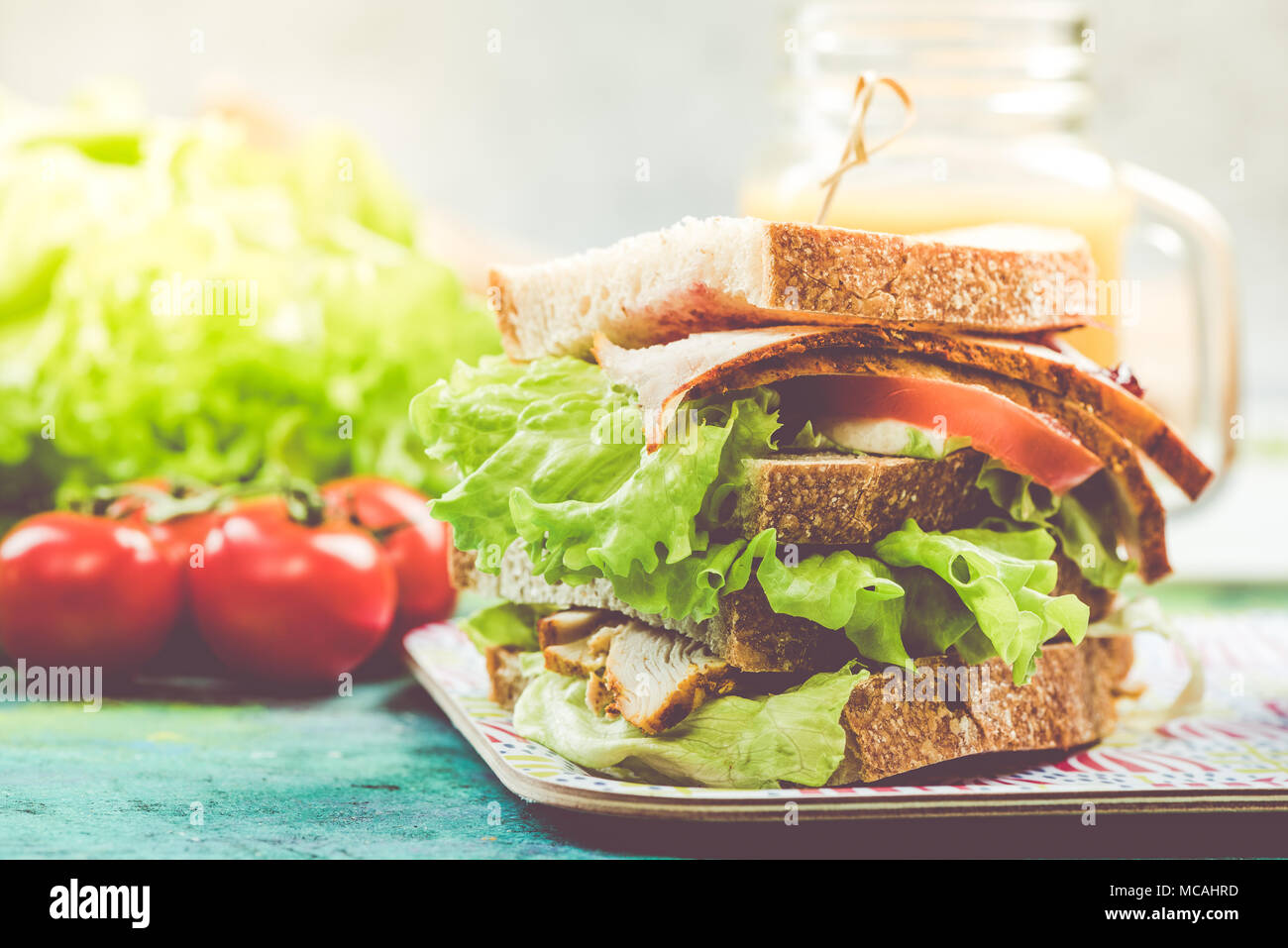 Super sandwich Turm mit frischem Gemüse. Stockfoto