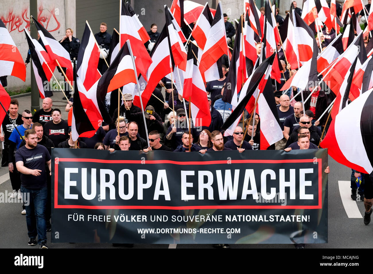 Dortmund, 14. April 2018: Neonazi-aufmarsch in Dortmund/Deutschland. Rechtsextreme Parteien wie die Partei 'Die Rechte' (der Rechte) anspruchsvolle unter der Rubrik EUROPA WACH ein weißes Europa"------- Dortmund 14.04.2018: Neonazi-Demonstration in Dortmund. Rechtsextremistische Parteien wie die Dortmunder Partei 'Die Rechte' unter der Überschrift "EUROPA ERWACHE fordern "ein "weisses Europa" Stockfoto