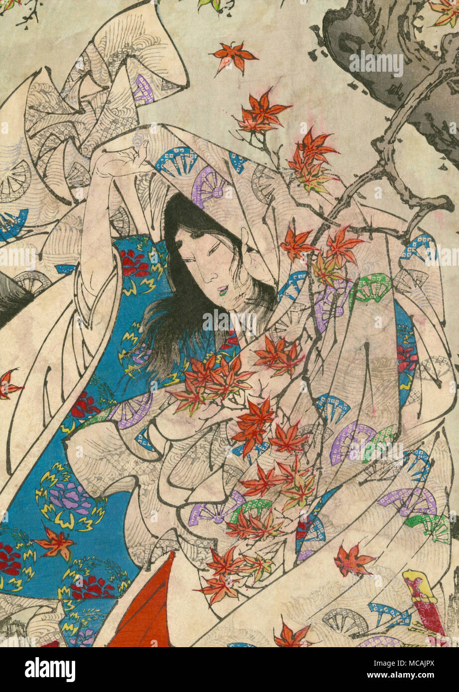 Eine Frau zieht einen Umhang über den Kopf, während unter einem Ahornbaum im Herbst stehen. Stockfoto