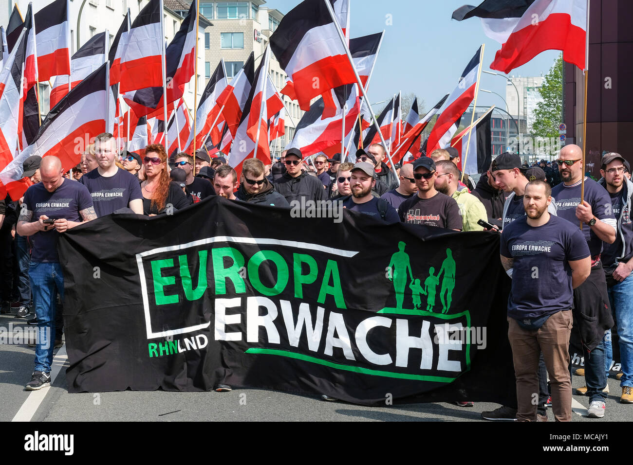 Dortmund, 14. April 2018: Neonazi-aufmarsch in Dortmund/Deutschland. Rechtsextreme Parteien wie die Partei 'Die Rechte' (der Rechte) anspruchsvolle unter der Rubrik EUROPA WACH ein weißes Europa"------- Dortmund 14.04.2018: Neonazi-Demonstration in Dortmund. Rechtsextremistische Parteien wie die Dortmunder Partei 'Die Rechte' unter der Überschrift "EUROPA ERWACHE fordern "ein "weisses Europa" Stockfoto