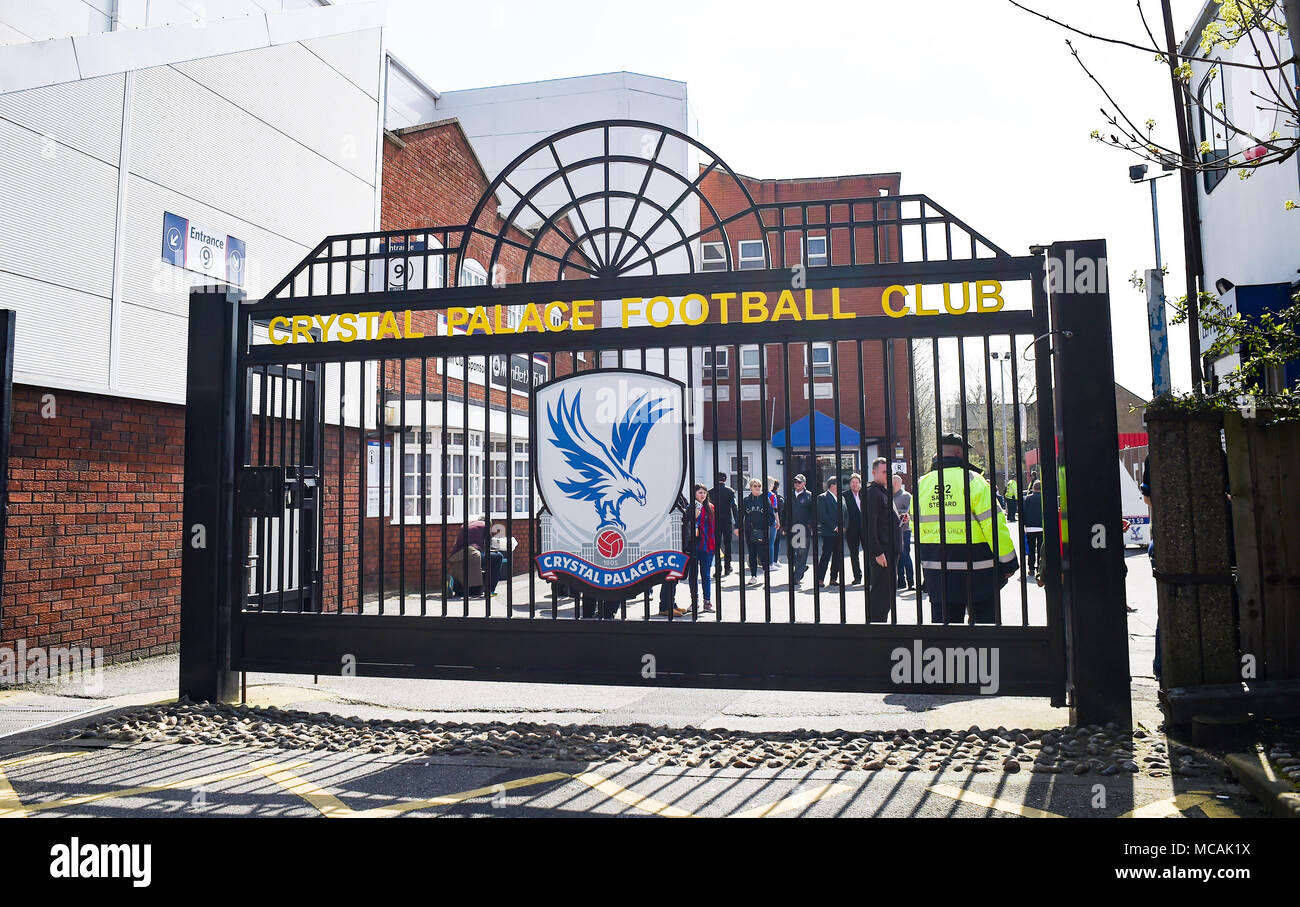 Das Haupttor zum Selhurst Park für das Premier League-Spiel zwischen Crystal Palace und Brighton und Hove Albion im Selhurst Park in London. 14 Apr 2018 – nur zur redaktionellen Verwendung. Keine Verkaufsförderung. Für Football-Bilder gelten Einschränkungen für FA und Premier League. Keine Nutzung des Internets/Handys ohne FAPL-Lizenz - für Details wenden Sie sich an Football Dataco Stockfoto