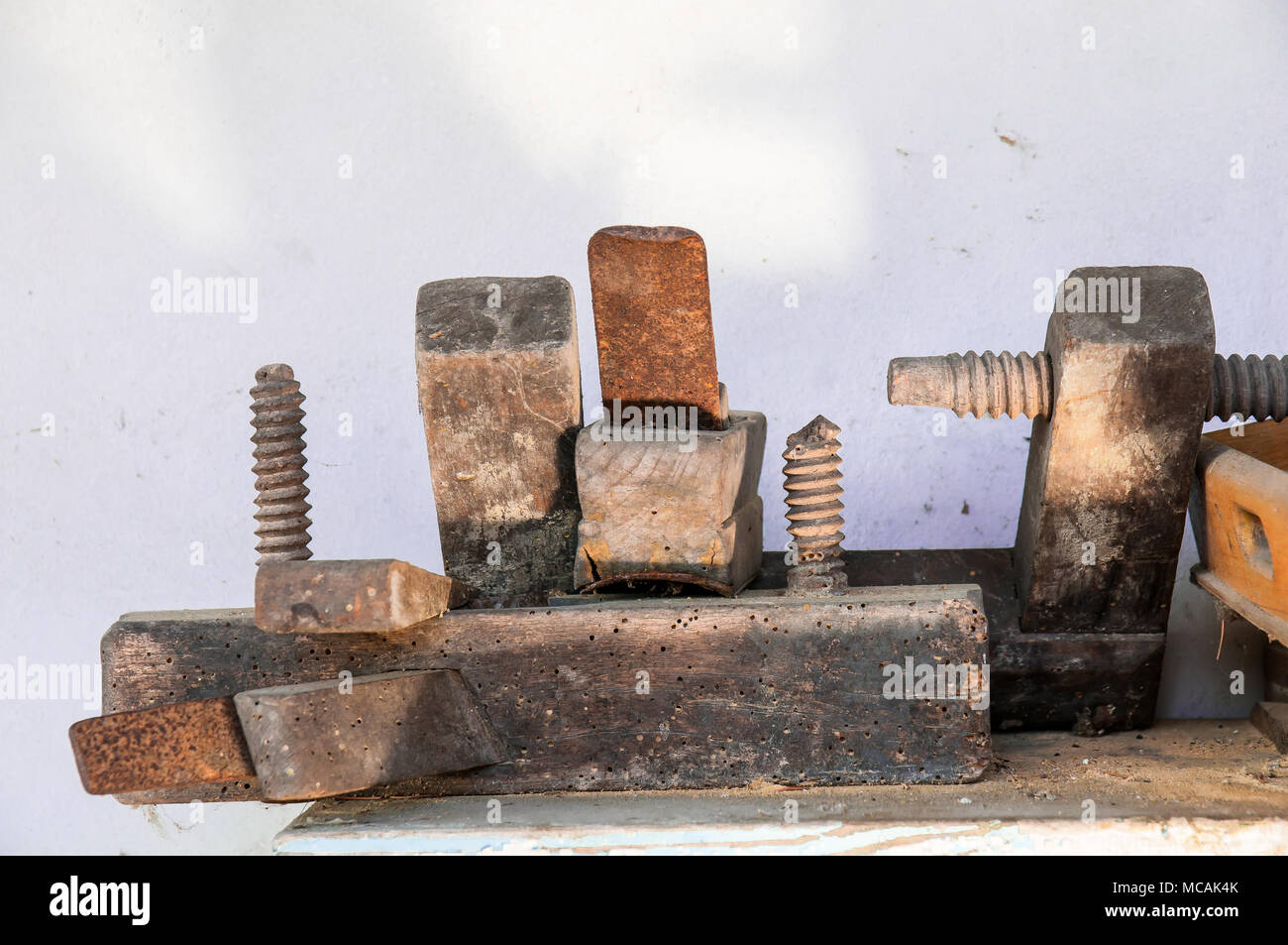 Alte Werkzeuge für die Holzbearbeitung auf der weißen Wand, Nahaufnahme, still life Stockfoto