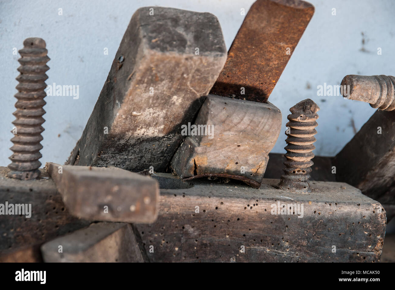 Alte Werkzeuge für die Holzbearbeitung auf der weißen Wand, Nahaufnahme, still life Stockfoto