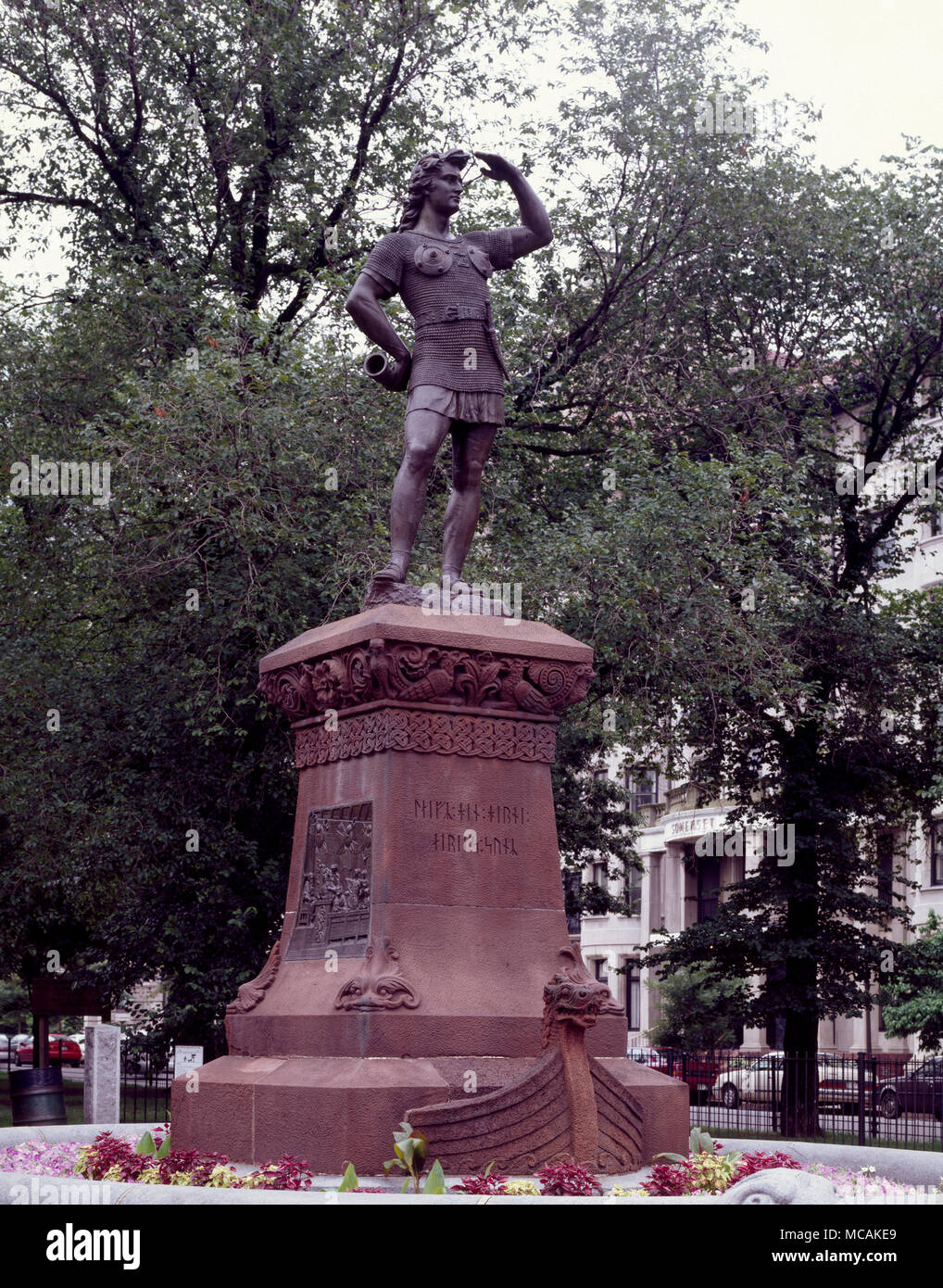 Diese lebensgroße Bronzestatue memorializes Lief Eriksson, die Skandinavier explorer geglaubt, die erste Europäische zu sein Fuß auf Nordamerika einzustellen. Ursprünglich gelegen, mit Blick auf den Charles River, Eriksson auf einem Boulder und schirmt die Augen steht, als ob Vermessung unbekanntem Terrain. Zwei bronzene Plaketten auf die Skulptur?s Base zeigen, Eriksson und seine Crew die Landung auf einem felsigen Ufer und, später, teilen die Geschichte ihrer Entdeckung. Wenn Boston Philanthrop Eben N. Horsford die Statue beauftragt, einige Leute glaubten, dass Eriksson und seine Crew an der Küste von Massachusetts gelandet und gründeten ihre settlem Stockfoto