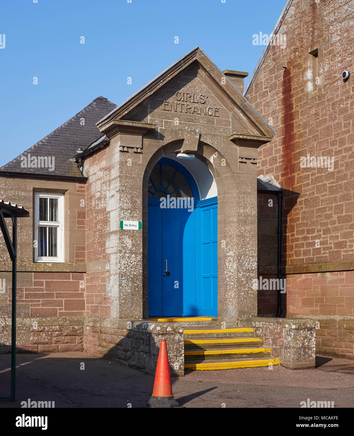 Die seitlichen Eingang in Woking Grundschule, die verwendet die Mädchen nur Eingang zurück, der in der Viktorianischen Zeit, aus, wenn das Hauptgebäude errichtet wurde. Stockfoto