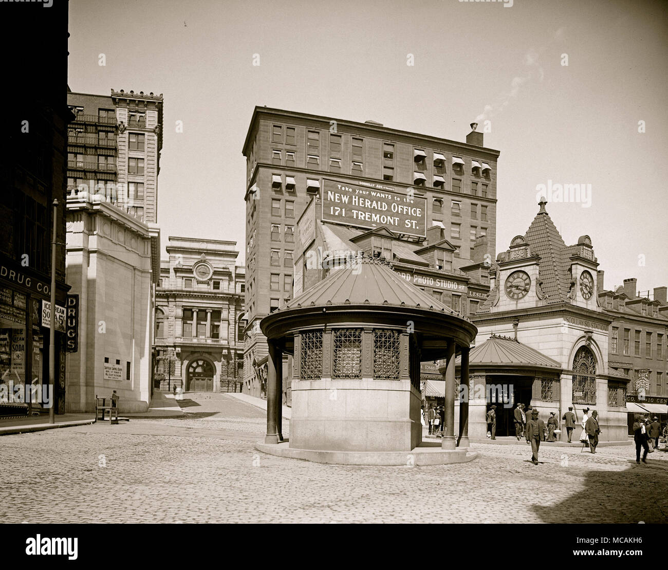 Scollay Square (C. 1838-1962) wurde eine lebendige City Square in der Innenstadt von Boston, Massachusetts. Es war für William Scollay, einem prominenten lokalen Entwickler und Miliz Offizier, der ein historisches 4-stöckiges Kaufmann Gebäude an der Kreuzung von Cambridge und Gericht Straßen im Jahr 1795 gekauft. Lokale Bürger begann, um die Kreuzung zu finden als Scollay Square, und 1838 wurde die Stadt offiziell die Kreuzung als Scollay Square festgehalten. Früh an, die Gegend war eine geschäftige Zentrum von Handel, einschließlich daguerreotypist (Fotograf), Josiah Johnson Hawes (1808?1901), und Dr. William Thomas Green Morton, Stockfoto