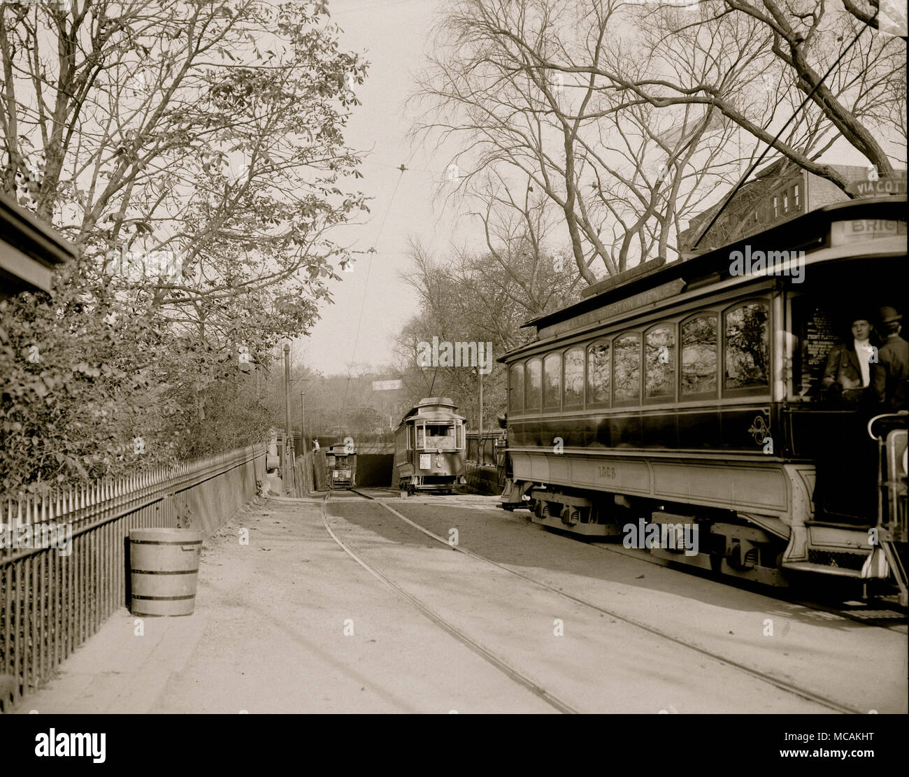 Straßenbahn Staus in der Innenstadt von Boston führte zur Gründung von U-Bahnen und erhöhten Schiene, die ehemalige im Jahre 1897 und die zweite im Jahre 1901. Das Tremont Street U-Bahn war der erste rapid transit Tunnel in den Vereinigten Staaten. Der Grad - getrennt Eisenbahnen zusätzliche Transportkapazität und vermeidet Verzögerungen, die durch Kreuzungen mit Straßen verursacht. Die erste Hochbahn und der erste rapid transit Line in Boston waren drei Jahre vor der ersten U-Bahn-Linie der New Yorker U-Bahn gebaut, aber 34 Jahre nach der ersten Londoner U-Bahn Linien, und noch lange nach dem ersten Hochbahn Stockfoto