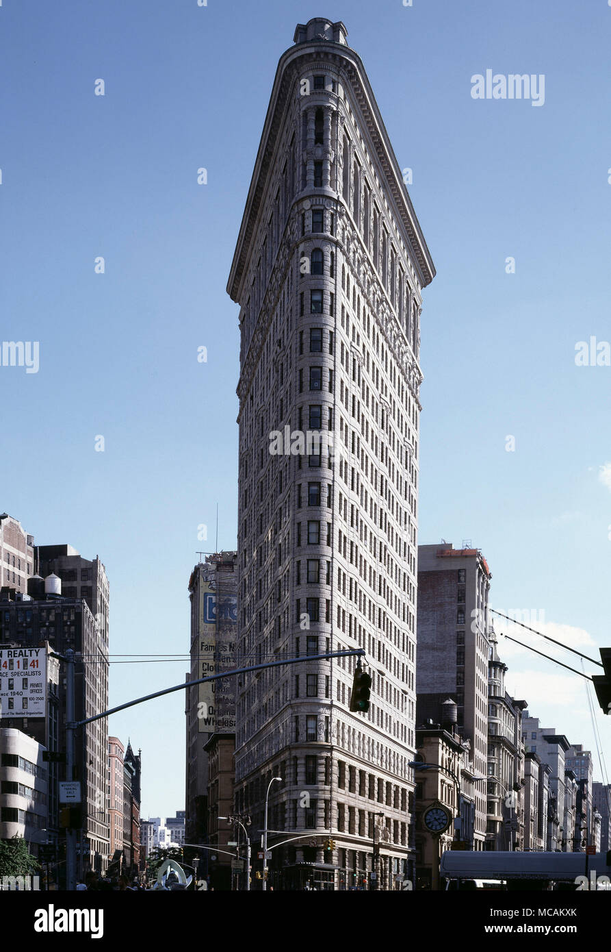 Das Flatiron Building, ursprünglich der volleren Gebäude, ist bei 175 Fifth Avenue im Stadtteil Manhattan, New York City, und gilt als eine bahnbrechende Wolkenkratzer zu sein. Nach Fertigstellung im Jahr 1902 war es eines der höchsten Gebäude der Stadt und einer von nur zwei Hochhäuser nördlich von der 14. Straße? Das andere ist der Metropolitan Life Insurance Company Tower, einen Block östlich. Das Gebäude befindet sich auf einem dreieckigen Insel-Block von der Fifth Avenue, den Broadway und East 22. Straße gebildet, mit 23 Street Beweidung des Dreiecks Norden (Uptown) Peak. Wie bei zahlreichen anderen keilförmigen Gebäude Stockfoto