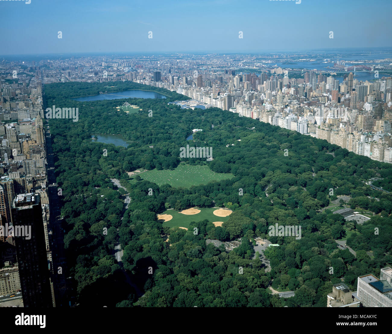 Der Central Park ist ein städtischer Park in Manhattan in New York City. Der Park war ursprünglich im Jahr 1857 eröffnet wurde, auf 778 Morgen der Stadt - Land (es ist 843 Hektar heute). 1858, Frederick Law Olmsted und Calvert Vaux gewann einen Design Wettbewerb zu verbessern und den Park mit einem Plan, den sie der Greensward Plan berechtigt zu erweitern. Der Bau begann im selben Jahr, während des Amerikanischen Bürgerkrieges fort und wurde 1873 abgeschlossen. Der Central Park ist die am meisten besuchte städtischen Park in den Vereinigten Staaten. Stockfoto