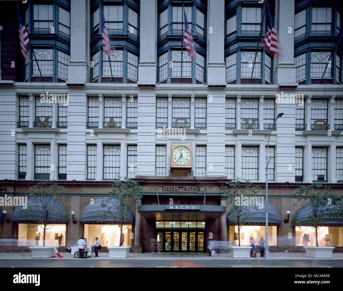 Macy's Herald Square, ursprünglich als R. H. Macy und Company Store, bekannt ist, ist das Flaggschiff der Macy's Department Stores, am Herald Square in Manhattan, New York City entfernt. 2,2 Millionen Quadratmeter des Gebäudes Füße (fast 205.000 Quadratmeter) machte es der weltweit grösste Kaufhaus von 1924 bis 2009. Ab 2011 wird der Speicher hat am Standort für 110 Jahre stand. Stockfoto
