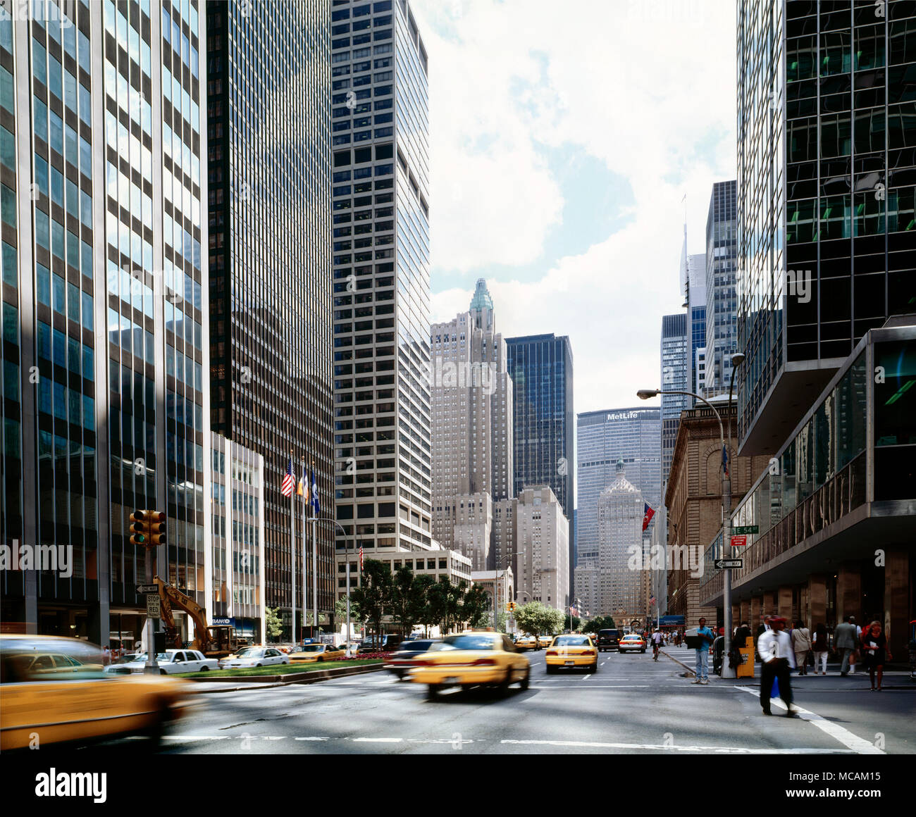 Park Avenue ist eine breite Prachtstraße, die Nord- und southbound Verkehr im New Yorker Stadtteil Manhattan. Es ist auch eine große 1- Paar in der Bronx. Für die meisten seiner Länge in Manhattan, es läuft parallel zur Madison Avenue im Westen und Lexington Avenue im Osten. Die Straße war früher Fourth Avenue für seine gesamte Länge genannt und wird noch genannt, die unterhalb der 14. Straße zwischen der 17th Street und 32nd Street ist Park Avenue South genannt. Der Abschnitt zwischen der 17th Street und Broadway/14th Street aufgerufen wird, Union Square Osten. In der Bronx, es läuft in mehrere Segmente zwischen Majo Stockfoto