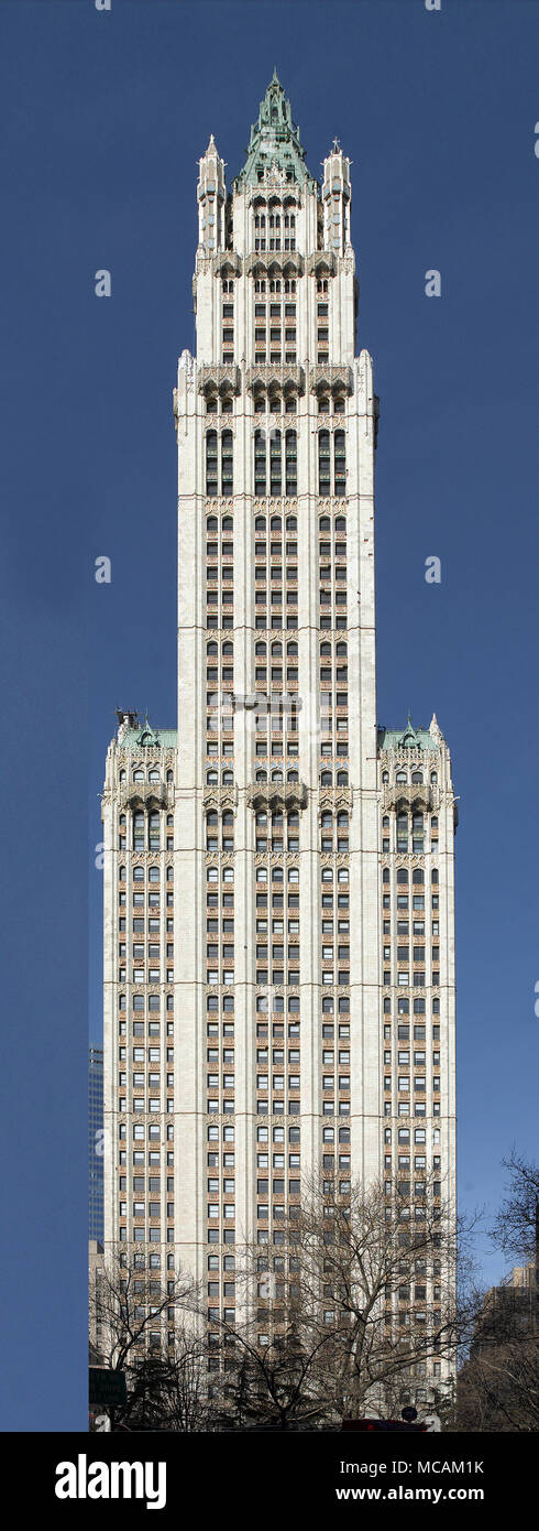 Das Woolworth Building, 233 Broadway, Manhattan, New York City, von dem Architekten Cass Gilbert entworfen und 1913 fertiggestellt, ist eine frühe uns Wolkenkratzer. Der ursprüngliche Aufstellungsort für das Gebäude wurde von W. Woolworth und seine real estate agent Edward J. Hogan spätestens am 15. April 1910, vom Trenor Luther Park Estate und andere Eigentümer für $ 1,65 Mio. erworben. Januar 18, 1911, Woolworth und Hogan hatte den endgültigen Standort für das Projekt erfasst, in Höhe von 4,5 Millionen $. Mehr als ein Jahrhundert nach dem Beginn der Konstruktion, es bleibt mit 241,4 m (792 ft.?), einer der 50 höchsten Gebäude der U Stockfoto