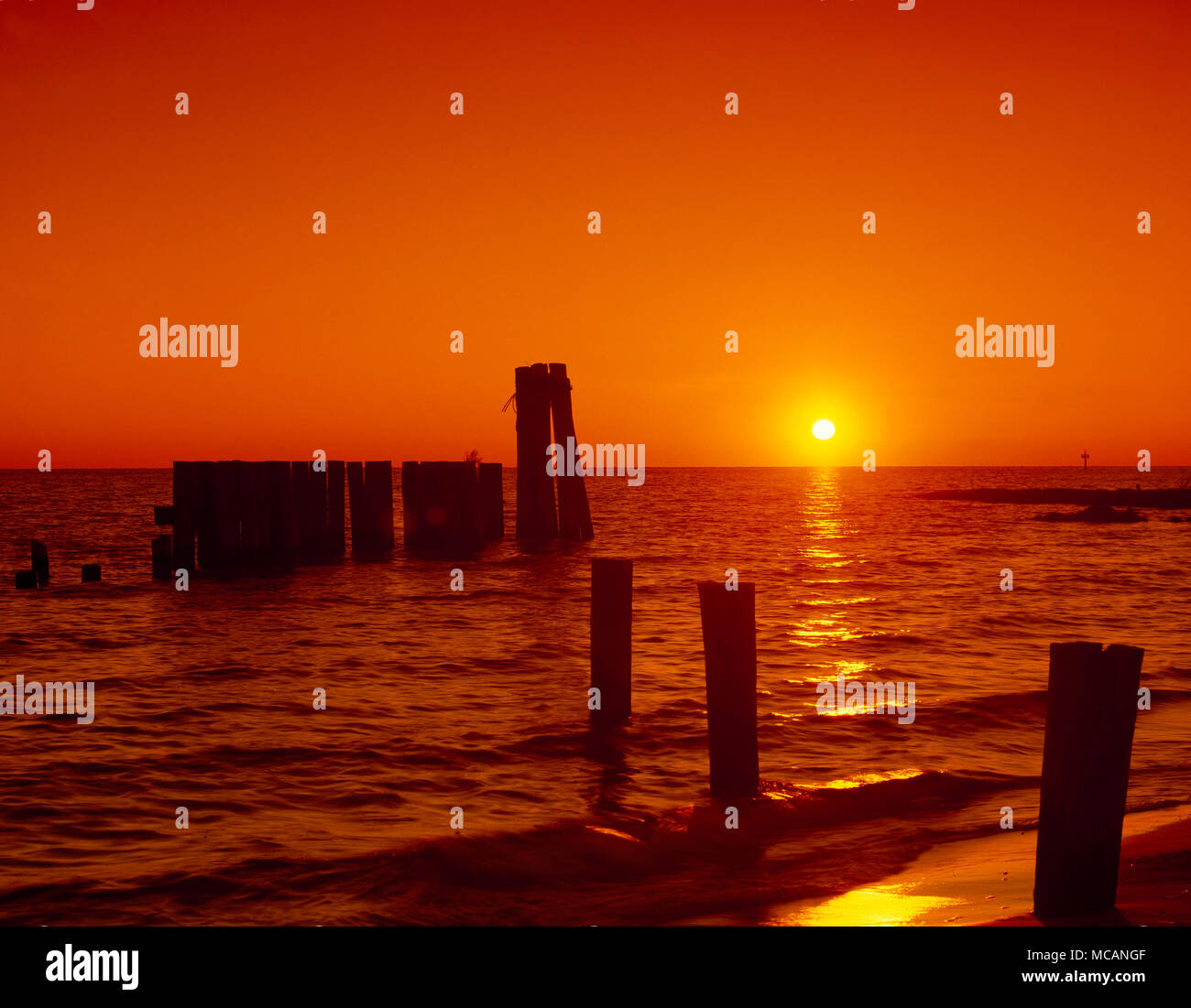 Sonnenuntergang auf der Chesapeake Bay, nicht weit von Cape Charles auf Virginia's lange Eastern Shore Finger von Land, die von Maryland erstreckt sich Stockfoto