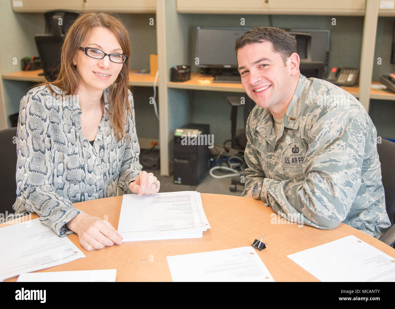 102 Intelligenz Flügel Installation Deployment Officer 2 nd. Lt Christian Dinoia bespricht Logistik plant mit 102 Intelligenz Wing Support Agreement Manager Melissa Jackson am Otis Air National Guard Base auf einer gemeinsamen Basis Cape Cod, Masse Stockfoto