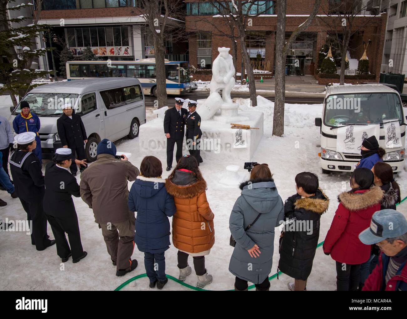 SAPPORO, Japan (Feb 3, 2018) Senior Chief kulinarische Spezialist Jacelyne Augstin, ein Eingeborener von Fort Lauderdale, Fla., und Chief Personnel Manager Alberto Martinez, ein Eingeborener von Richmond, Texas, sowohl arleigh-burke Klasse zugewiesenen geführte Anti-raketen-Zerstörer USS Mustin (DDG89) posieren für Fotos, während die Unterstützung der 2018 Marine Snow Team während der 69. jährlichen Sapporo Snow Festival. Dies ist das 35. Jahr der US-Navy ein Team an der Veranstaltung teilzunehmen (USA gesendet hat. Marine Foto von Mass Communication Specialist 3. Klasse Samuel Speck/Freigegeben) Stockfoto