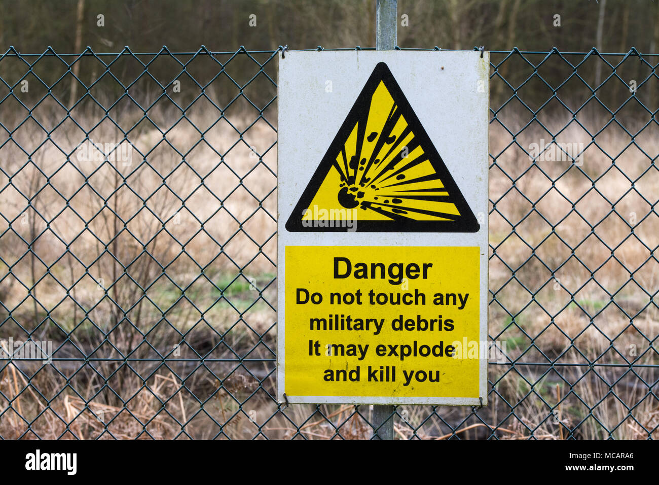 Warnschild an den militärischen Schießplatz, Woolmer Wald, Hampshire, Großbritannien Stockfoto