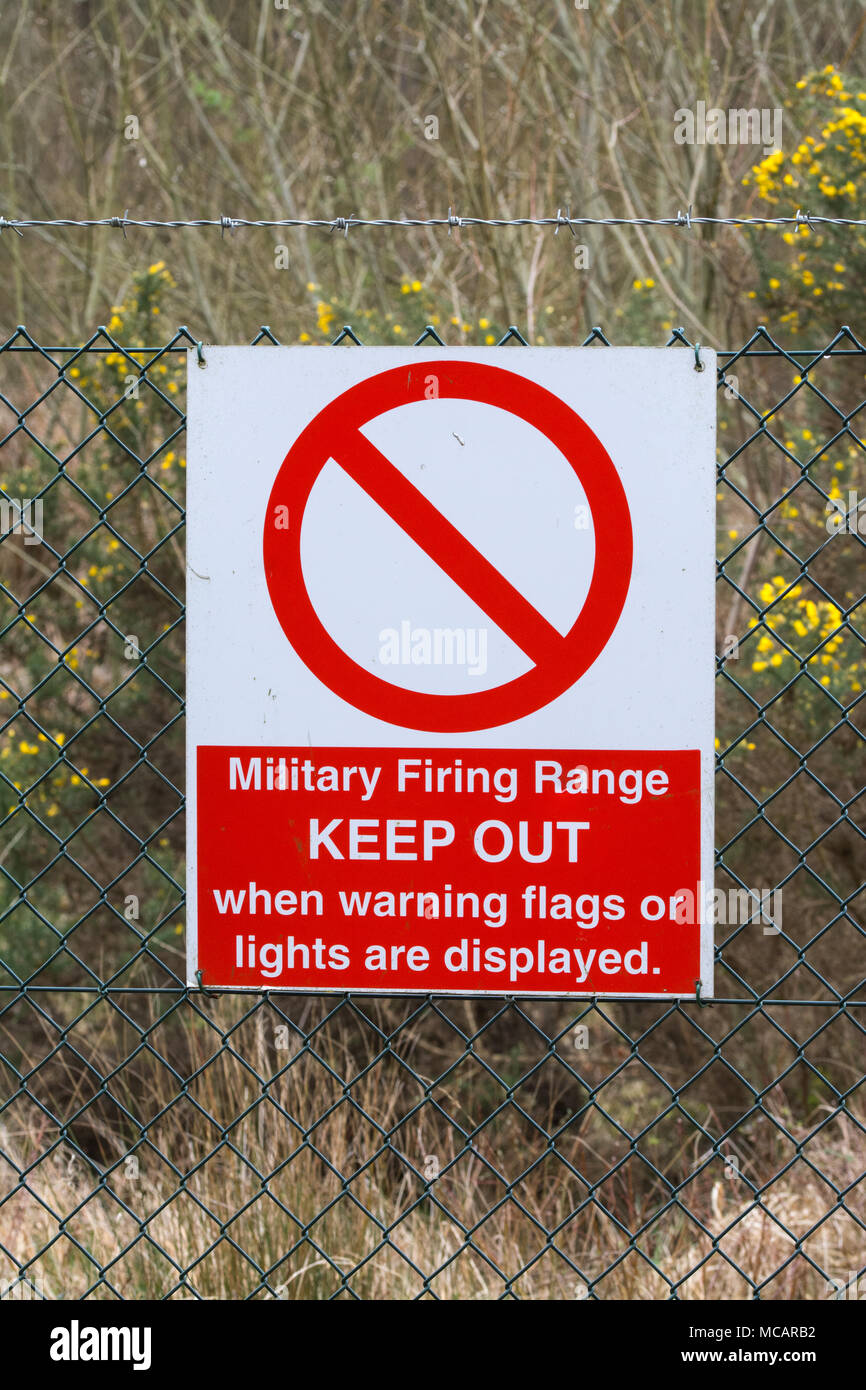 Warnschild an den militärischen Schießplatz, Woolmer Wald, Hampshire, Großbritannien Stockfoto