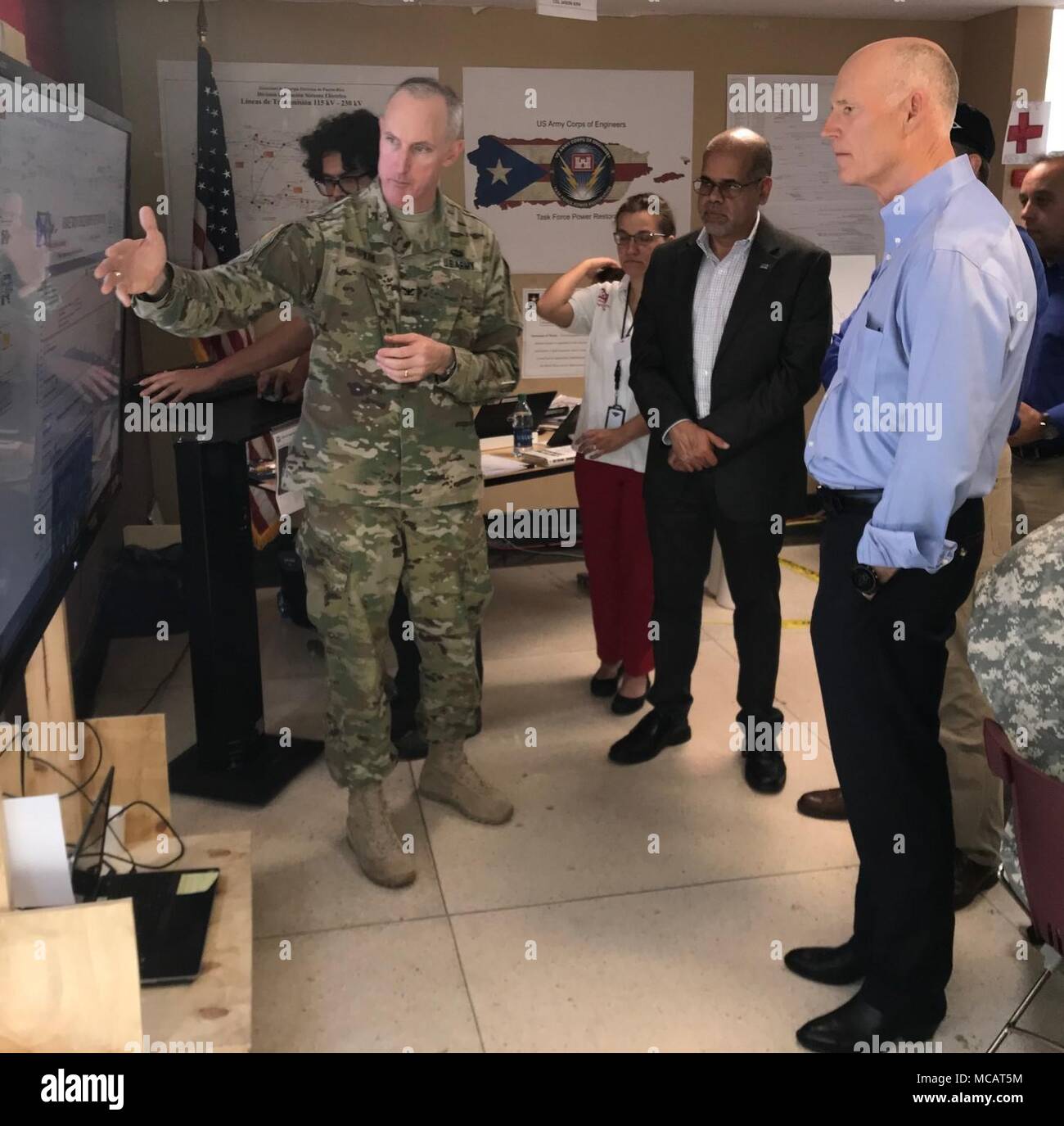 SAN JUAN, Puerto Rico - Oberst Jason Kirk, Kommandeur der US-Armee Korps der Ingenieure Task Force Power Wiederherstellung Updates Florida Gouverneur Rick Scott an der Restaurierung Mission 5 in San Juan, Puerto Rico. Wie durch die Federal Emergency Management Agency, die US-Armee Korps der Ingenieure zugeordnet führt die Bundesregierung Anstrengungen unternommen, um den Hurrikan Reparatur - Beschädigte elektrische Stromnetz zur Unterstützung der Regierung von Puerto Rico. USACE hat $ 1,9 Milliarden erhalten. (Foto von Robert DeDeaux USACE Public Affairs) Stockfoto