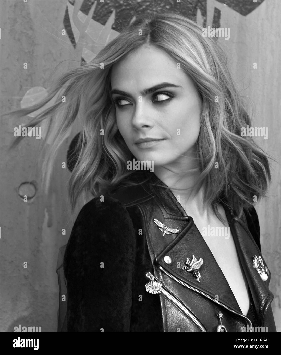 LONDON - 03.August 2016: Cara Delevingne (Bild digital geändert werden monochrom) besucht die Suicide Squad Film Premiere Stockfoto