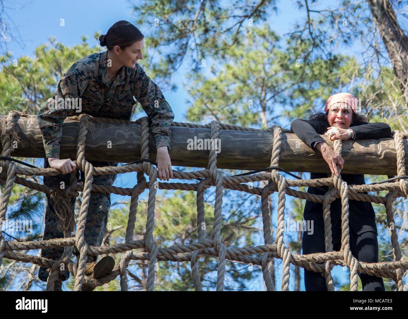 Sergeant Mandaline Limousine, ein Marketing und Kommunikation Marine mit einziehenden Station (RS) Nashville, unterstützt Meredith A. Gutierrez, ein Ratgeber von Stratford stammzellen Magnet High School, mit dem Vertrauen in die Erzieher Workshop an Bord Marine Corps Recruit Depot Parris Island, South Carolina, Feb 1, 2018. Diese Erzieher reiste von RS Nashville und RS Montgomery die Erzieher Workshop zu erleben. Der Workshop ermöglicht die Pädagogen einen Einblick in pädagogische Vorteile und die Karrierechancen im Marine Corps, Ihre Studenten noch besser zu informieren. (U.S. Marine Corps phot Stockfoto