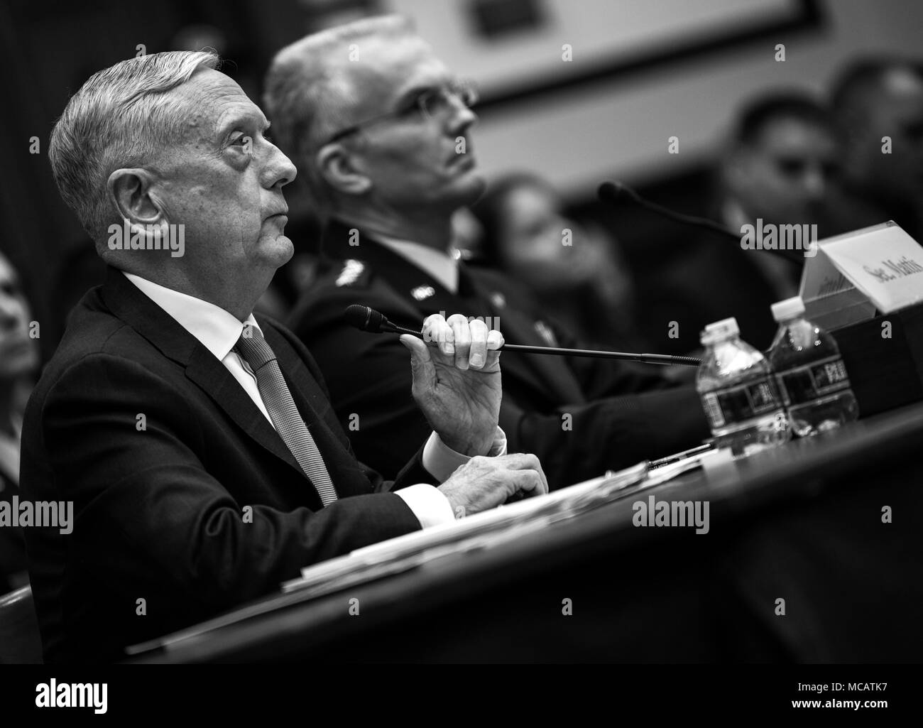 Verteidigungsminister James N. Mattis und Stellvertretende Vorsitzende des Generalstabs der Luftwaffe Gen. Paul J. Selva bezeugen auf der nationalen Verteidigungsstrategie und die Nuclear Posture Review der House Armed Services Committee auf dem Capitol Hill, Feb 6, 2018. (DoD Foto von Marine Mass Communication Specialist 1. Klasse Kathryn E. Holm) Stockfoto