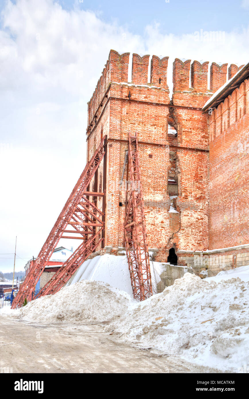 Smolensk. Stadt Landschaft. Die Festungsmauer. Einen riesigen Riss in der Zerbröckelnden alten Turm Stockfoto