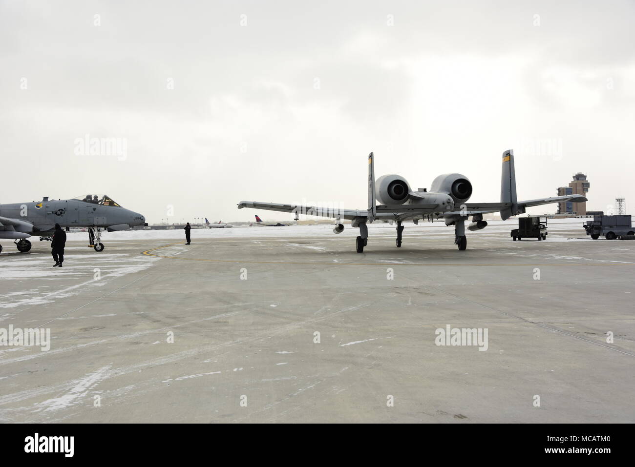 Zwei A-10 C Thunderbolt IIs taxi für Abflug am Flughafen Minneapolis-St. Paul Luft finden Station, Minn., Feb 5, 2018. Die A-10 Demo Team besuchte Minneapolis ein Air Force Heritage Flight Überführung für Super Bowl 52 zu unterstützen. (U.S. Air Force Foto von älteren Flieger Betty R. Chevalier) Stockfoto