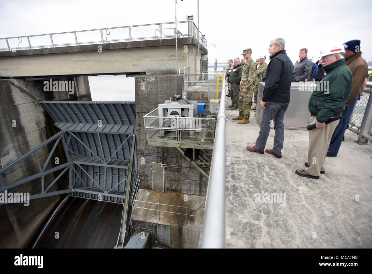 First Responder einen Blick auf die spillway Gates in Old Hickory Damm am Cumberland River während einer Tour nehmen, während Ersthelfer Tag gehalten am Projekt in Old Hickory, Tenn., Feb 1, 2018. (USACE Foto von Leon Roberts) Stockfoto