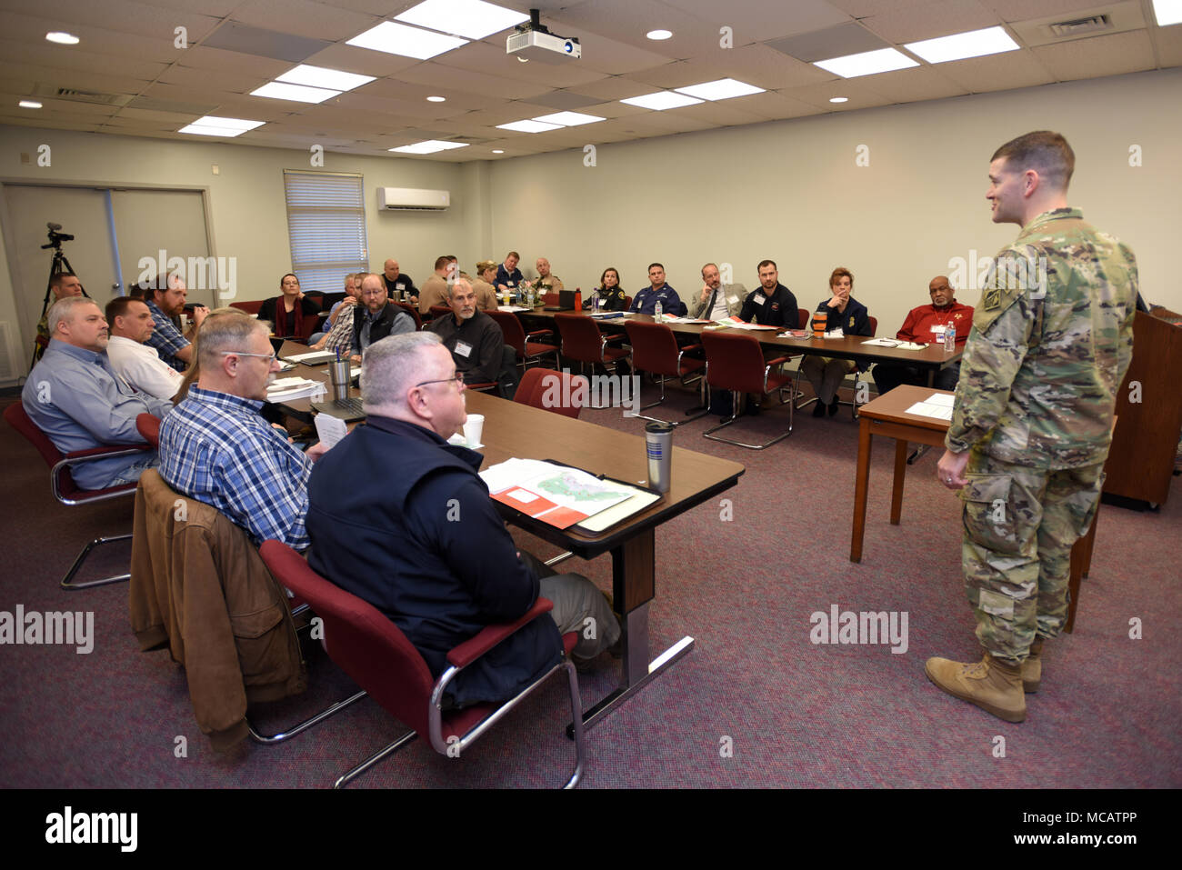 Oberstleutnant Cullen Jones (Rechts), US-Armee Korps der Ingenieure Nashville District Commander, dank des Bundes, der Länder und Kommunen für die Teilnahme an den Ersthelfer Ersthelfer Tag am alten Hickory Damm in Old Hickory, Tenn., Feb 1, 2018. Stockfoto