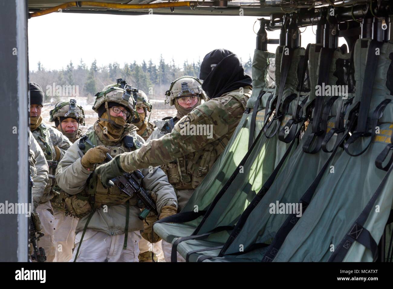 Sgt. Jourdain Ritter, einem Fluglehrer mit C, 2-10 Assault Helicopter Bataillon, 10 Combat Aviation Brigade, 10 Mountain Division (LI), führt eine Sicherheit für die Soldaten, die kurz vor einem Air Assault Schulung und Betrieb in Fort Drum, New York, am 2. Februar. Die Air Assault Operation dauerte sechs Tage, mit Fliegern Ausbildung und die Ausführung der Bewegung der Luft mit drei Unternehmen der Soldaten aus 2 Battalion, 87th Infantry Regiment, 2nd Brigade Combat Team, 10-Mountain Division (LI). (U.S. Armee Foto von SPC. Thomas Scaggs) 170202-A-TZ 475-180 Stockfoto