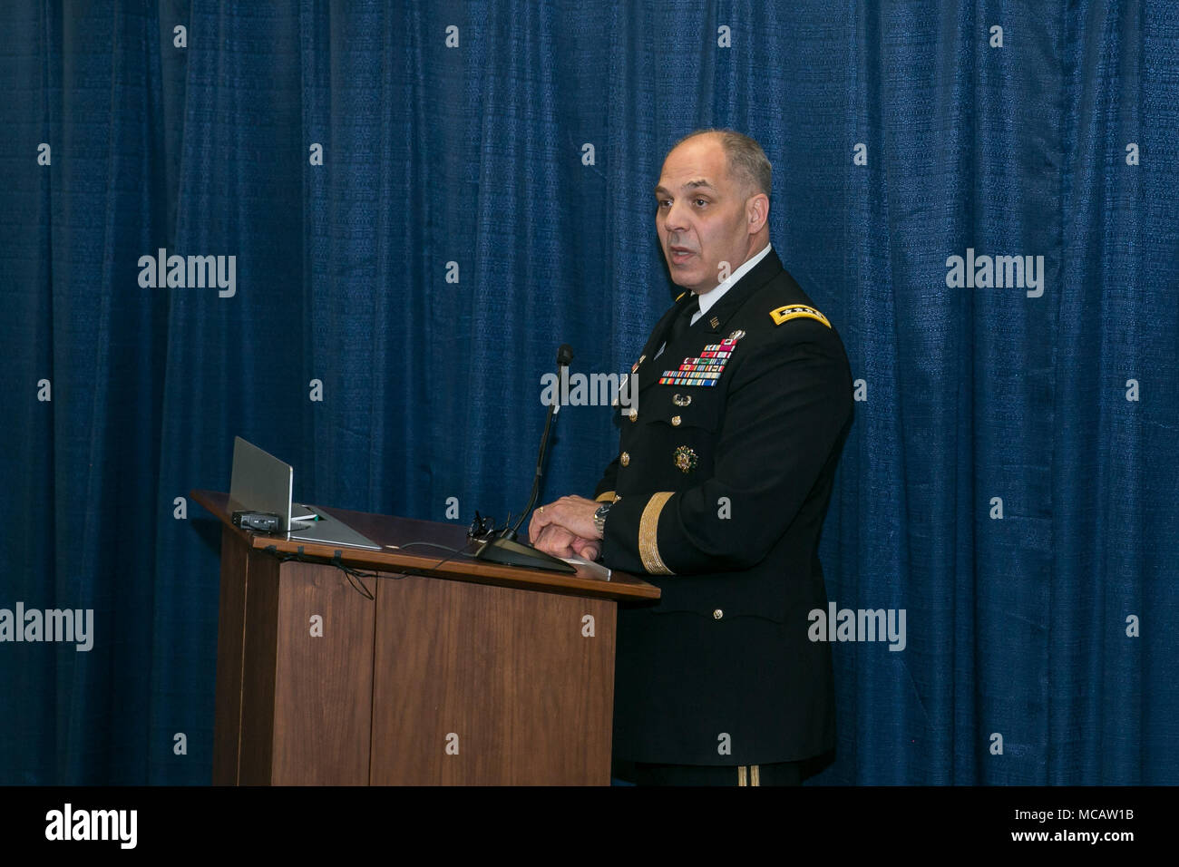 Us-Armee Gen. Gus Perna, Army Material Command kommandierender General, Hosts eine Halle des Ruhmes Induktion Zeremonie zu Ehren der pensionierte General Johnnie Wilson, 13. der AMC-kommandierende General, Feb 6, 2018, an der Redstone Arsenal, Alabama. Der AMC Hall des Ruhmes, in 2012 gegründet, ehren und Memorializes Soldaten und Zivilisten, die signifikante und nachhaltige Beiträge zu AMC und der Armee. (U.S. Armee Foto von Sgt. 1. Klasse Teddy Furt) Stockfoto