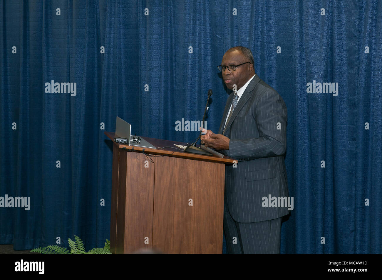 Pensionierte Gen. Johnnie Wilson, 13. kommandierenden General Army Material Command, gibt seine Bemerkungen während einer Hall of Fame Induktion Zeremonie in seiner Ehre Feb 6, 2018 at Redstone Arsenal, Alabama. Der AMC Hall des Ruhmes, in 2012 gegründet, ehren und Memorializes Soldaten und Zivilisten, die signifikante und nachhaltige Beiträge zu AMC und der Armee. (U.S. Armee Foto von Sgt. 1. Klasse Teddy Furt) Stockfoto