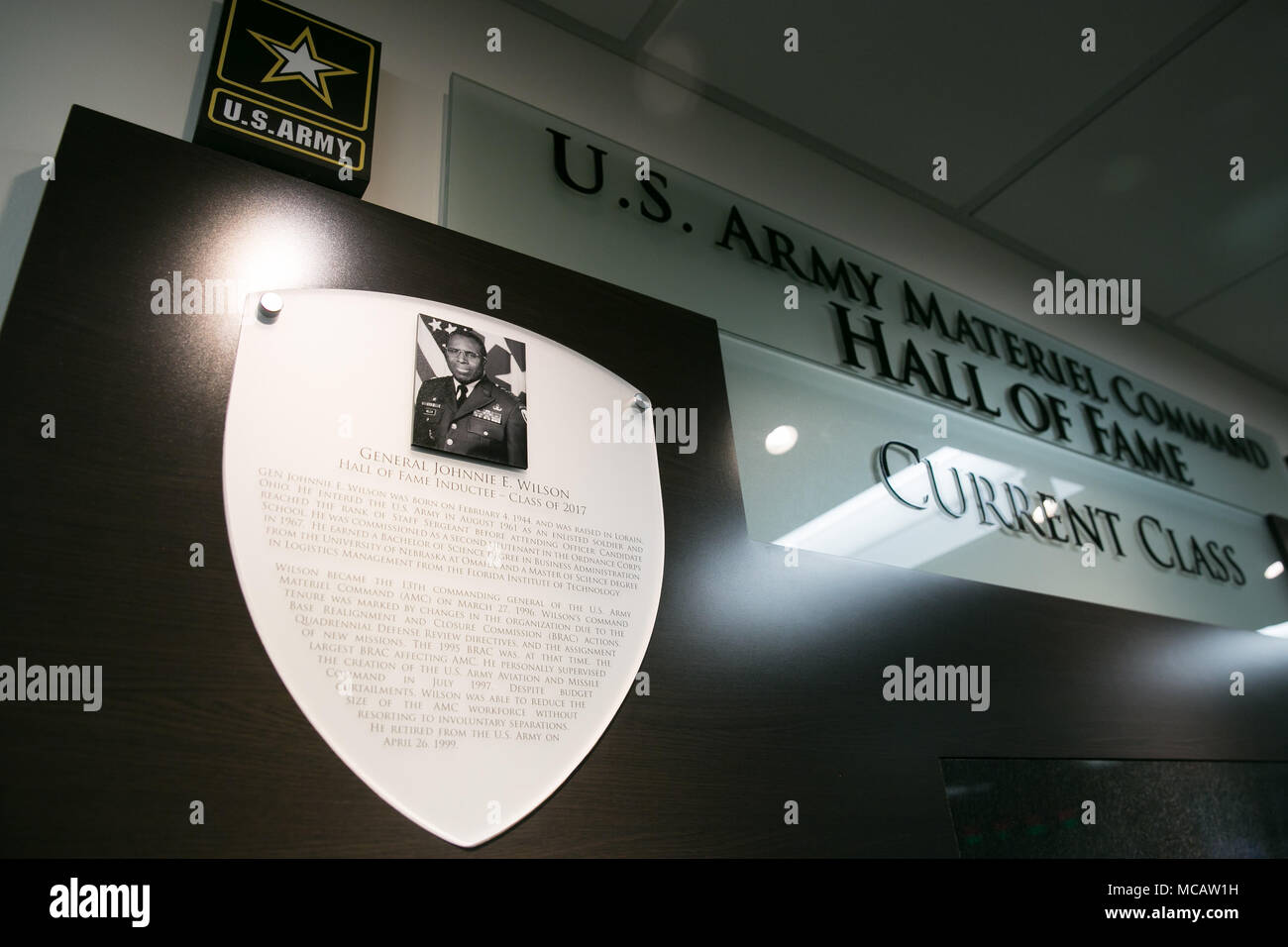 Eine Gedenktafel zu Ehren der pensionierte General Johnnie Wilson, 13. kommandierenden General Army Material Command ist in der AMC-Halle des Ruhmes während einer Induktion Zeremonie Feb 6, 2018 at Redstone Arsenal, Alabama. Der AMC Hall des Ruhmes, in 2012 gegründet, ehren und Memorializes Soldaten und Zivilisten, die signifikante und nachhaltige Beiträge zu AMC und der Armee. (U.S. Armee Foto von Sgt. 1. Klasse Teddy Furt) Stockfoto